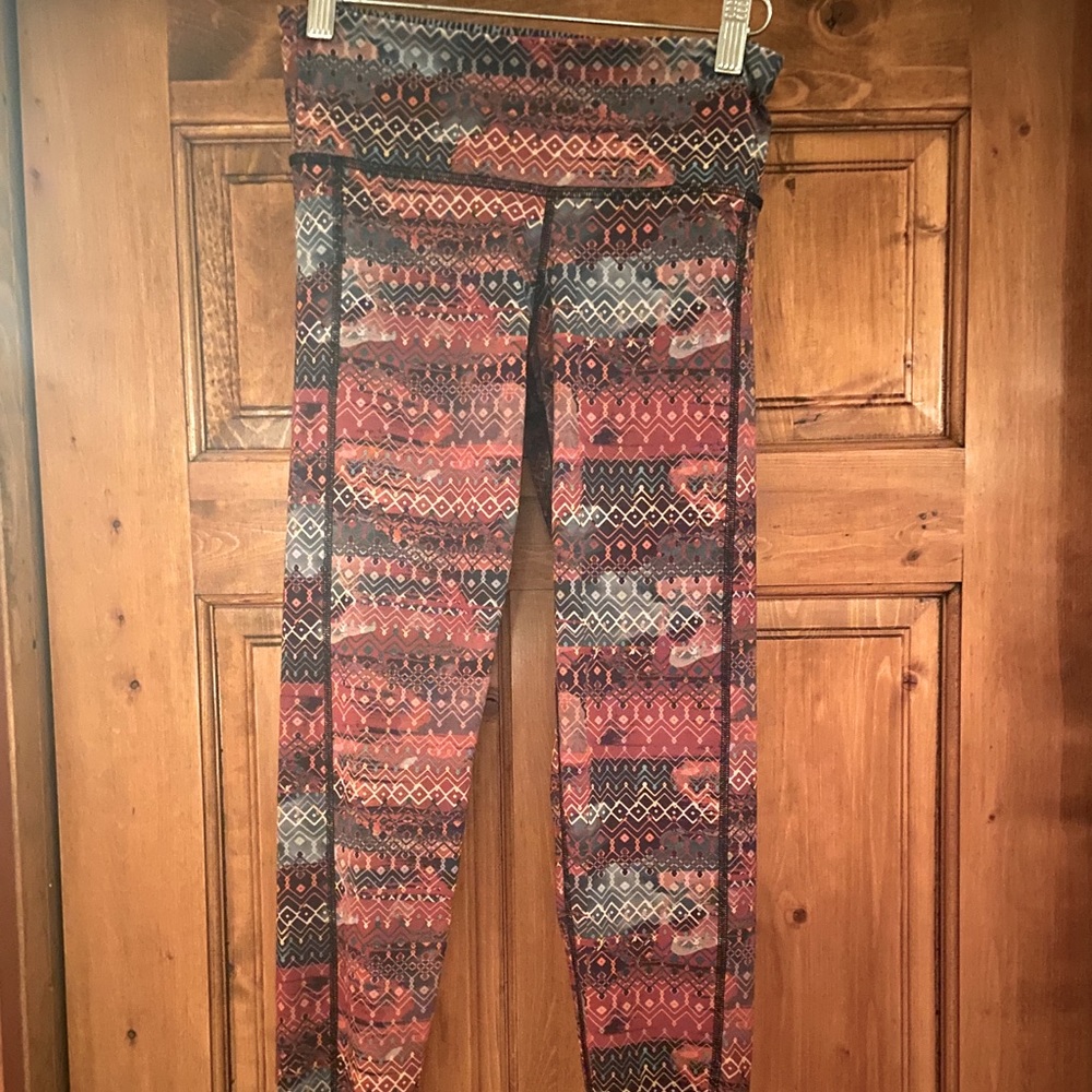 2-way reversible leggings.